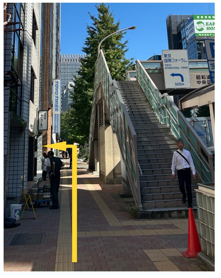 歩道橋が見えたら、左手のビルの9階です