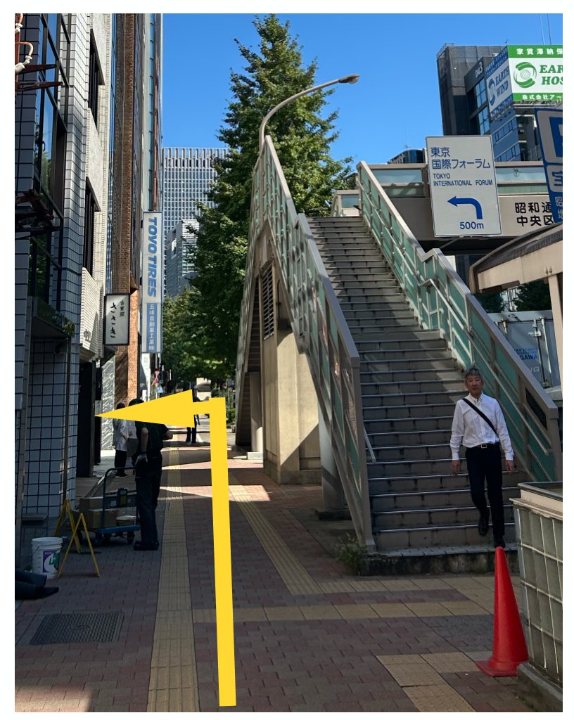 歩道橋が見えたら、左手のビルの9階です
