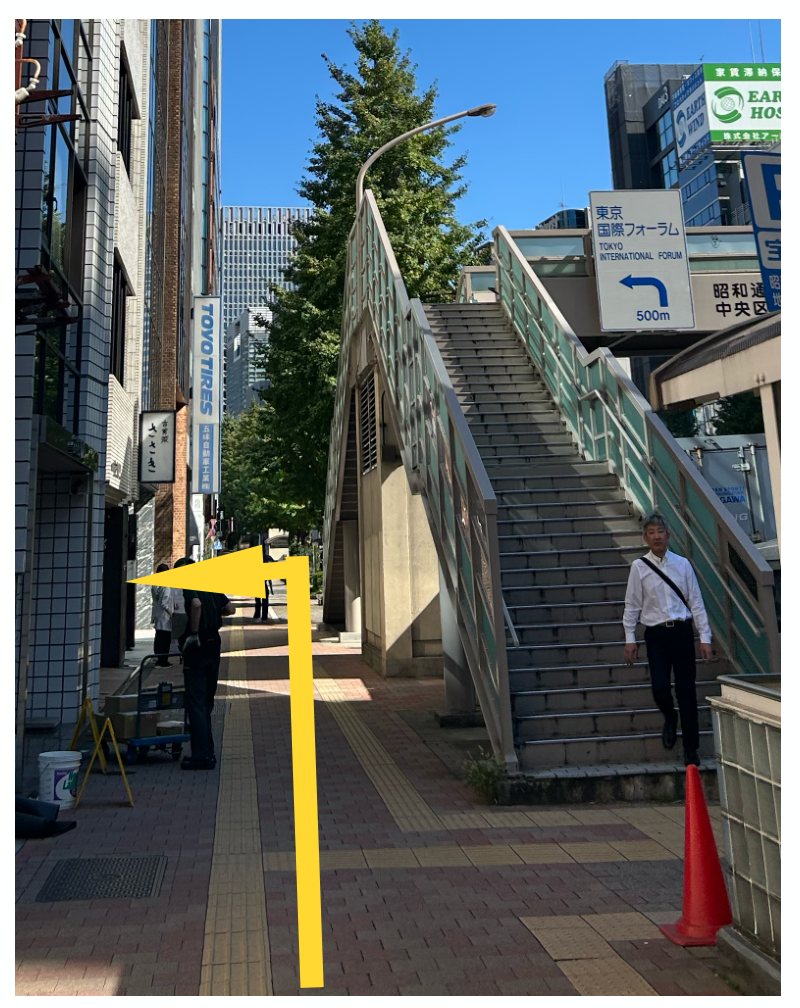 歩道橋が見えたら、左手のビルの9階です
