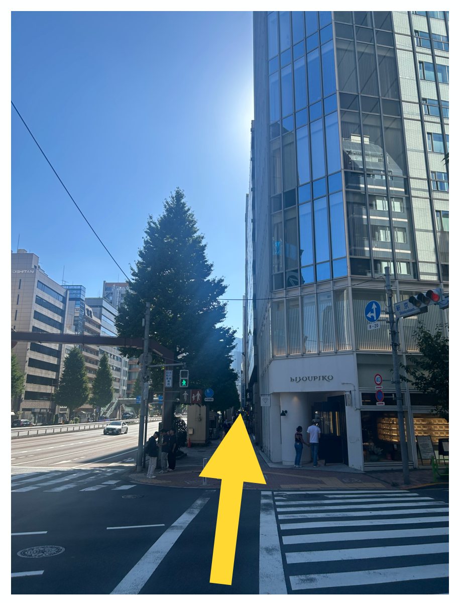 信号を渡ると歩道橋が見えてきます